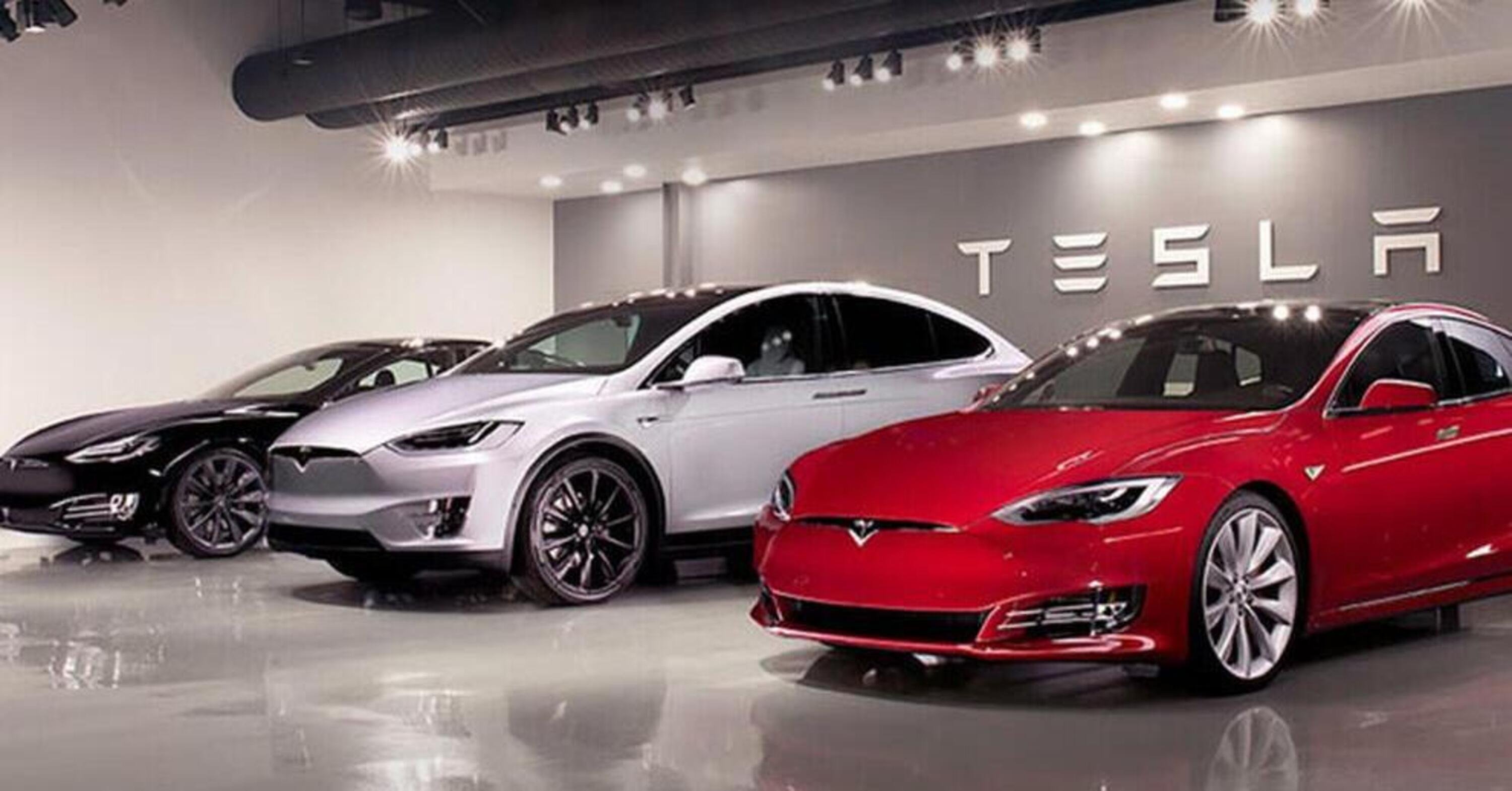 Tesla aggiorna 321.000 Model 3 e Model Y per un difetto alle luci posteriori