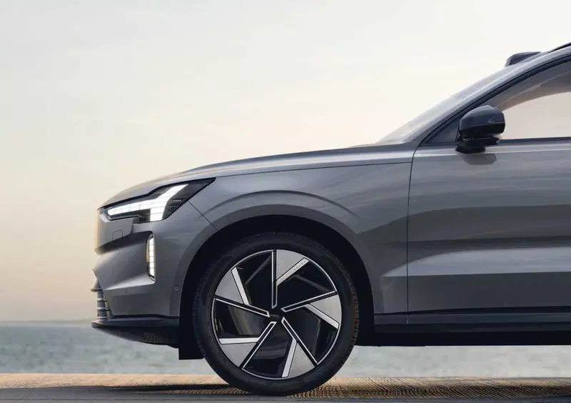 Volvo EX90 (14)
