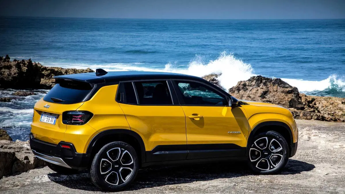 Jeep Avenger 1.2 turbo e-hybrid mhev Overland 4xe 145cv edct6 (24)