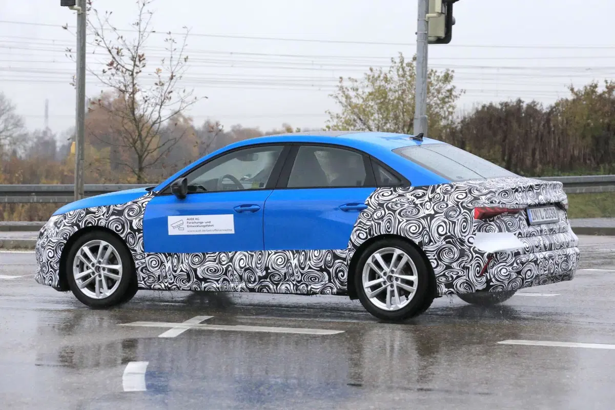Audi A3, ecco le foto spia del nuovo Facelift (3)