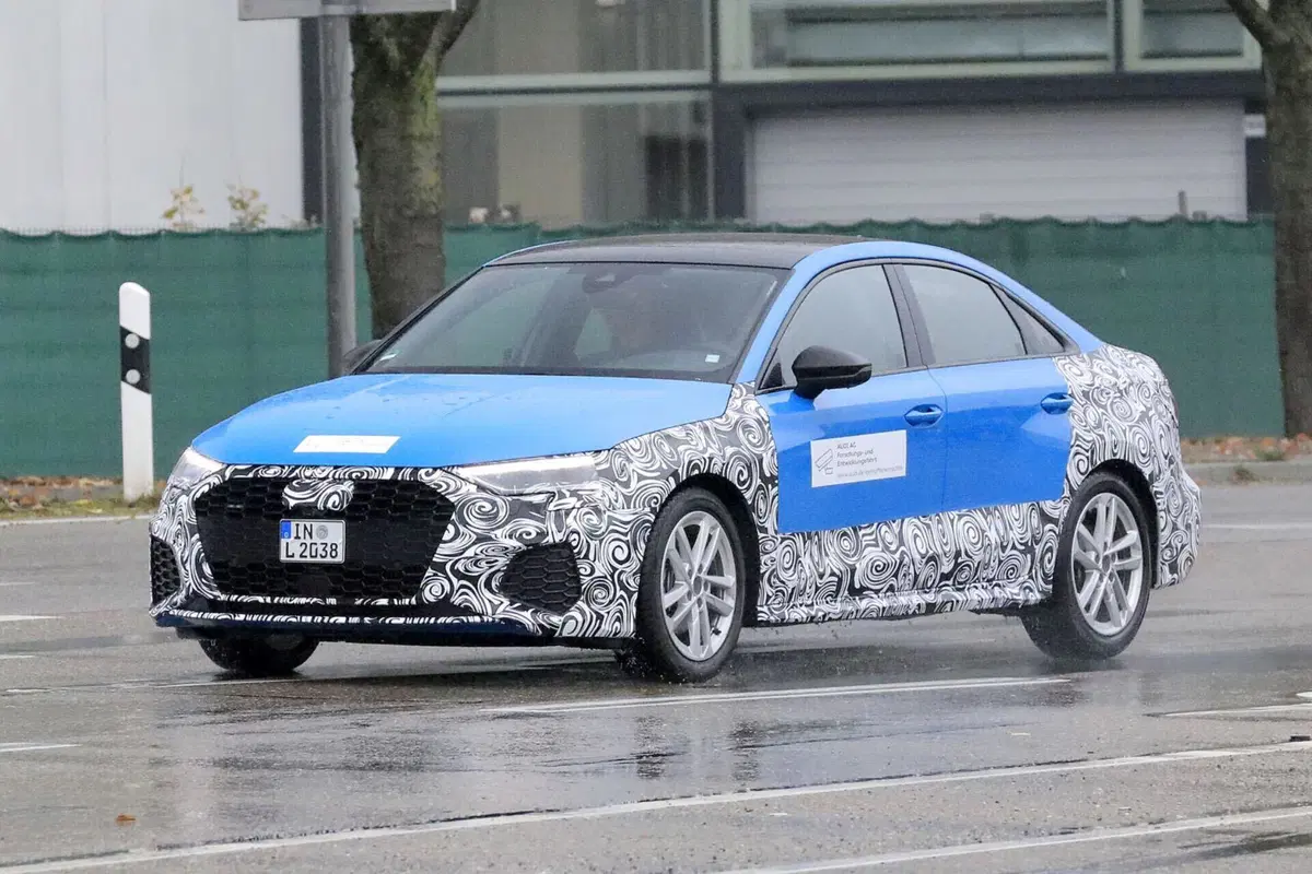 Audi A3, ecco le foto spia del nuovo Facelift (10)