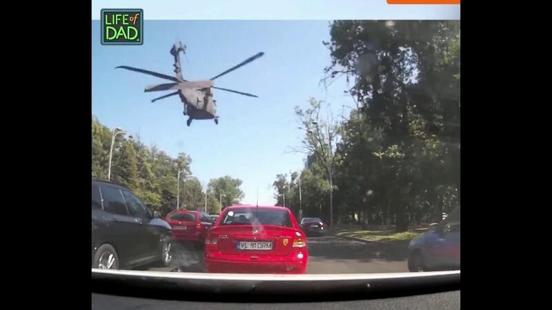 Volo radente dell&#039;elicottero militare: effetto risucchio in autostrada [VIDEO]