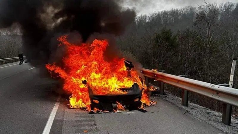 Tesla Model S in fiamme, 45.000 litri di acqua utilizzati 