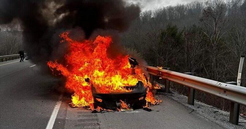 Tesla Model S in fiamme, 45.000 litri di acqua utilizzati 