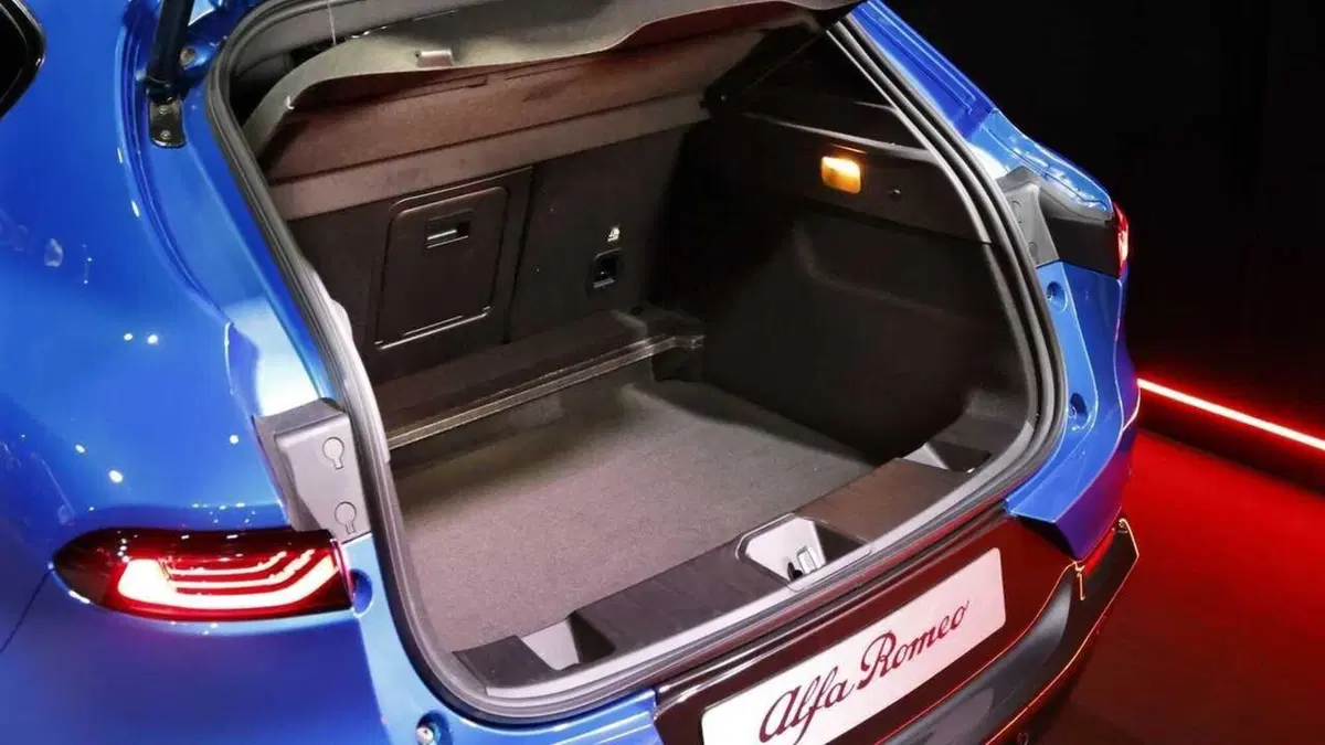 Scende in campo e le ha tutte contro: nuova Alfa Romeo Tonale Plug-In Q4, top e flop (4)