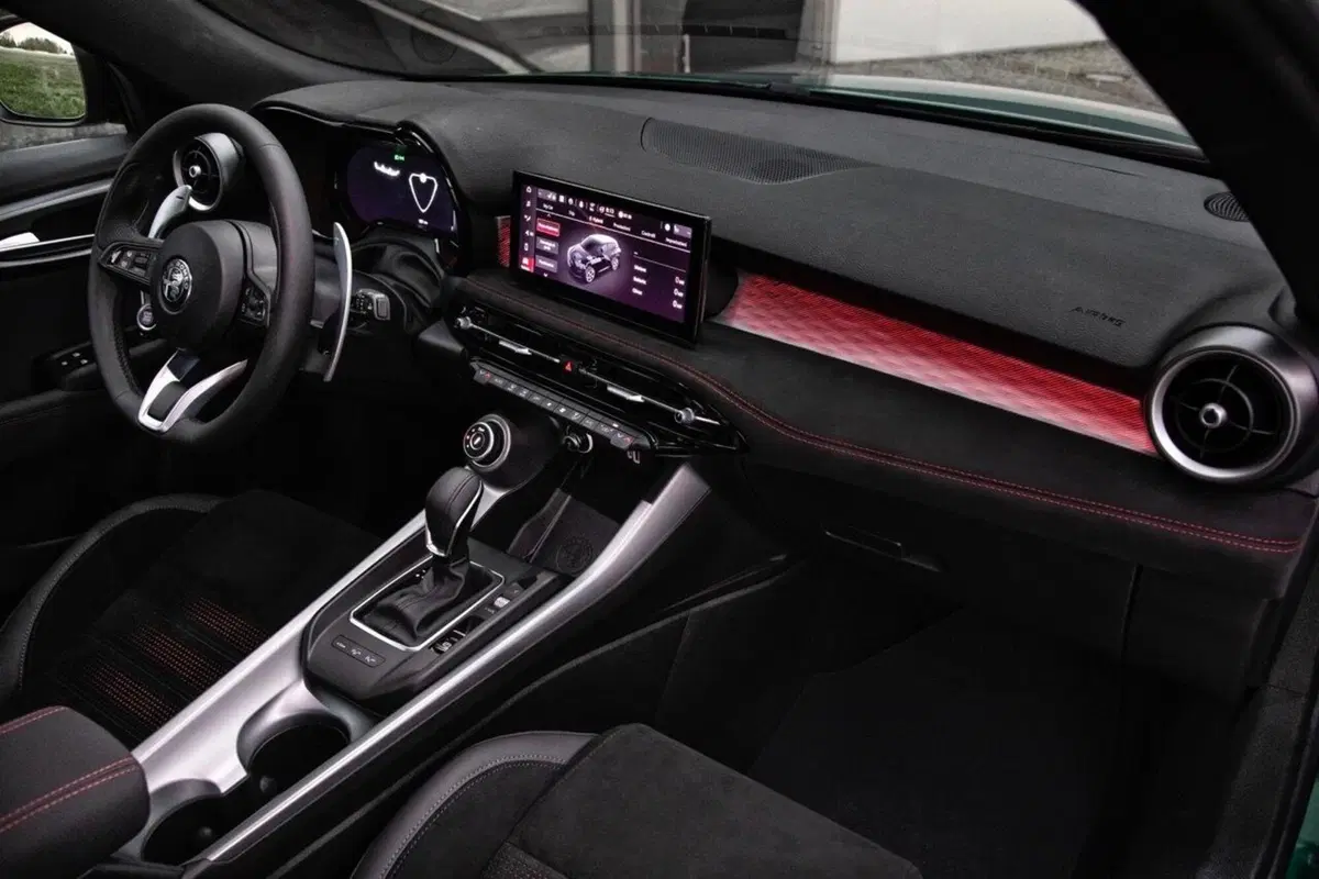 Scende in campo e le ha tutte contro: nuova Alfa Romeo Tonale Plug-In Q4, top e flop