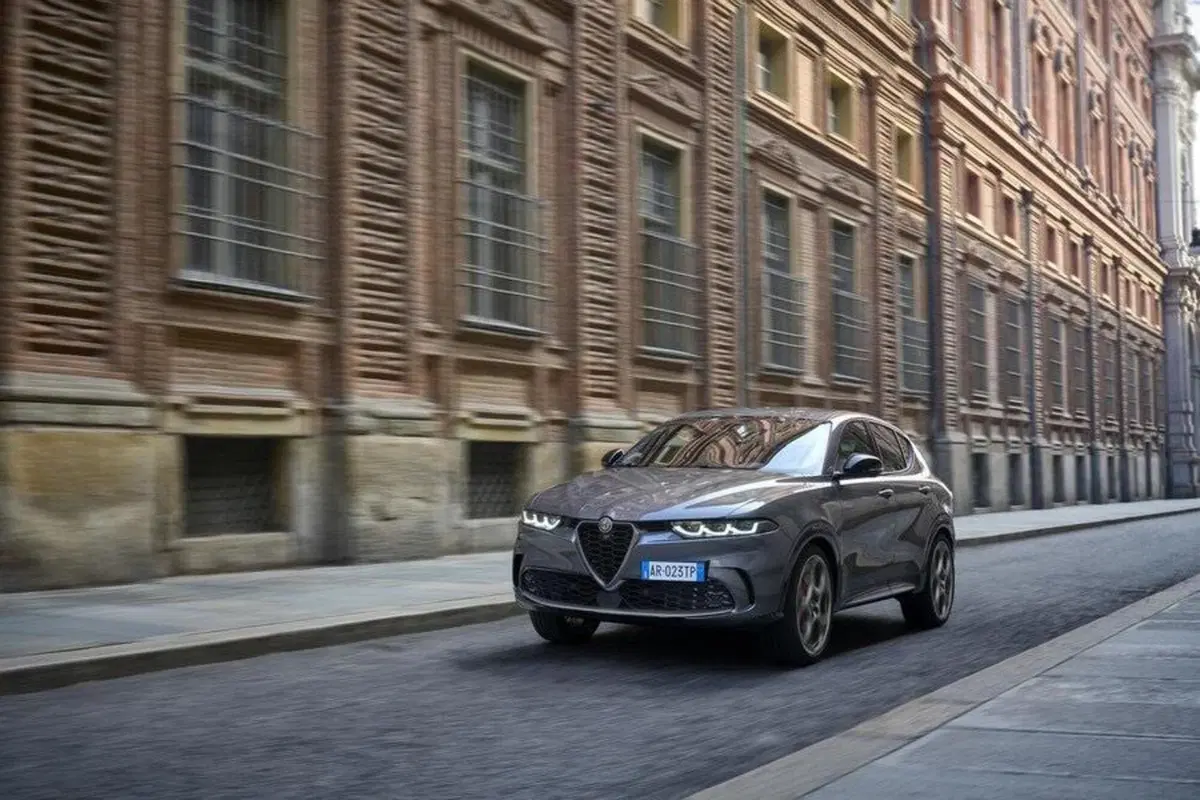Scende in campo e le ha tutte contro: nuova Alfa Romeo Tonale Plug-In Q4, top e flop (2)