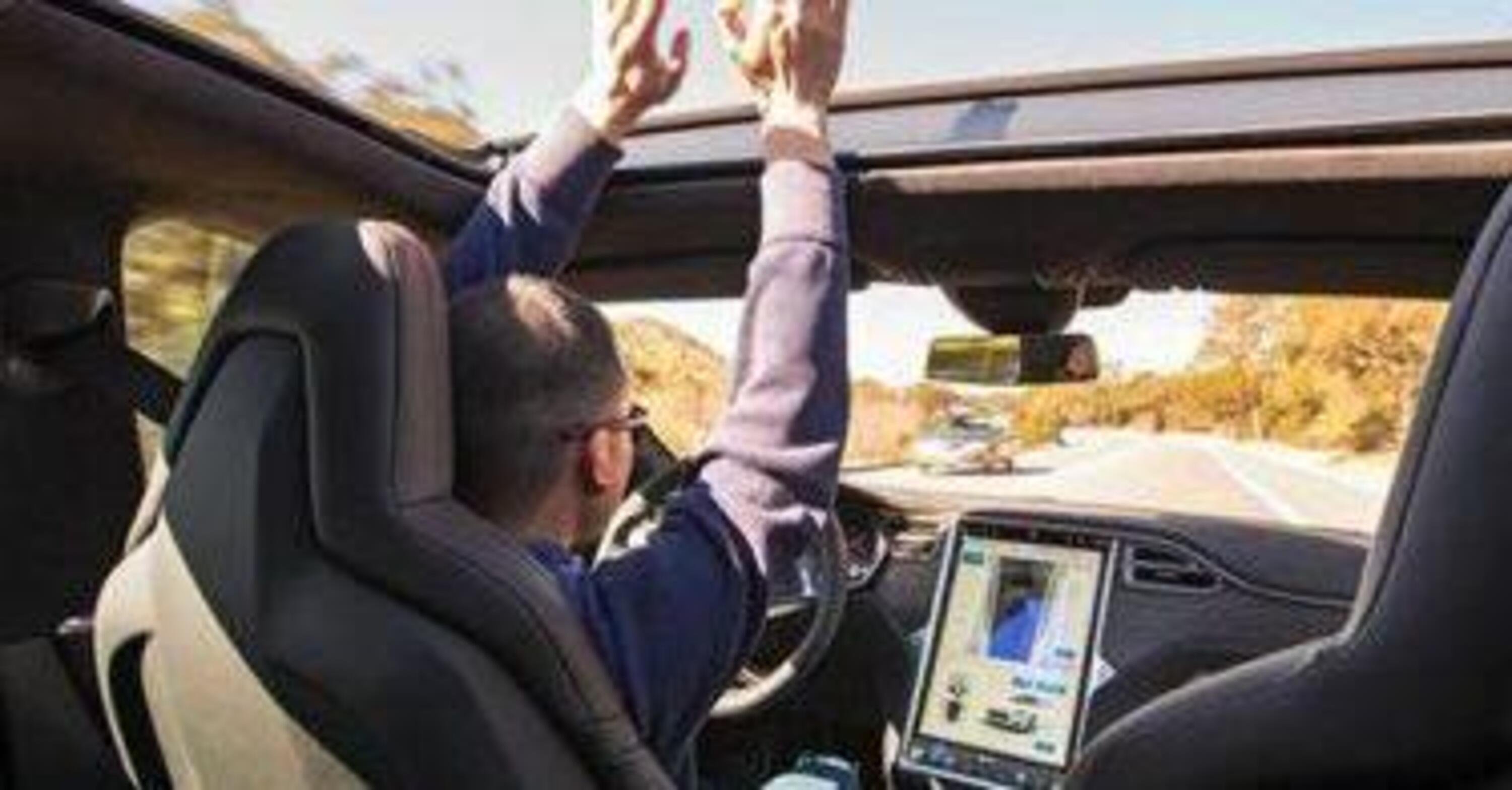 Tesla Full Self Driving parte ufficialmente oggi negli USA, per tutti quelli che lo chiedono