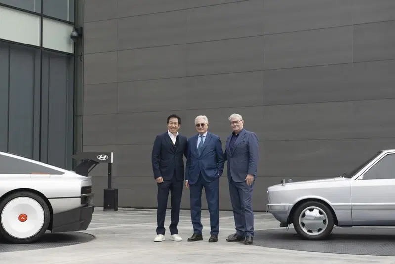 Giorgetto Giugiaro al centro con Luc Donckerwollke e SangYoup Lee