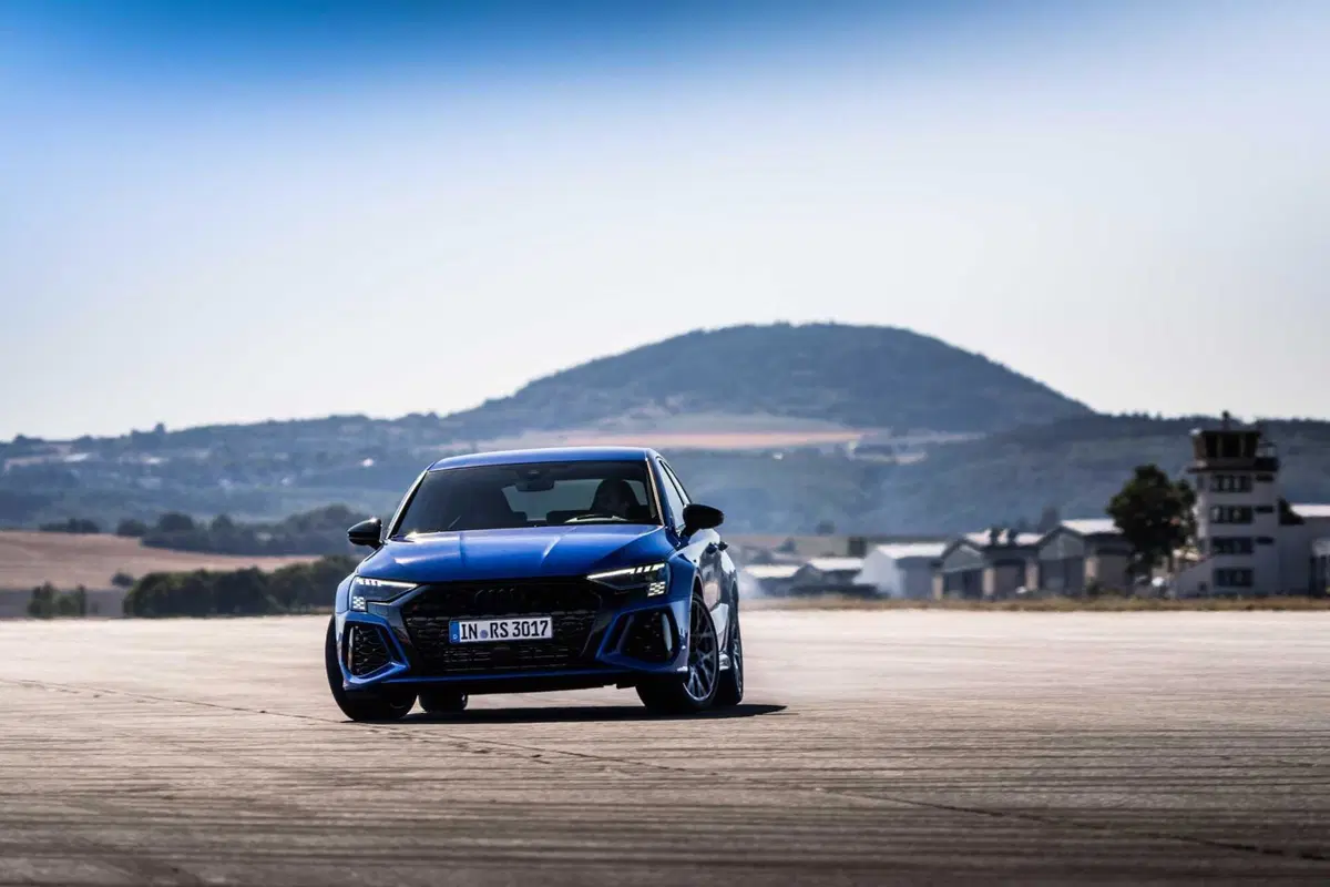 Audi RS3 Performance 2023: 407 CV per la PRINCIPESSA del traverso [VIDEO] (5)