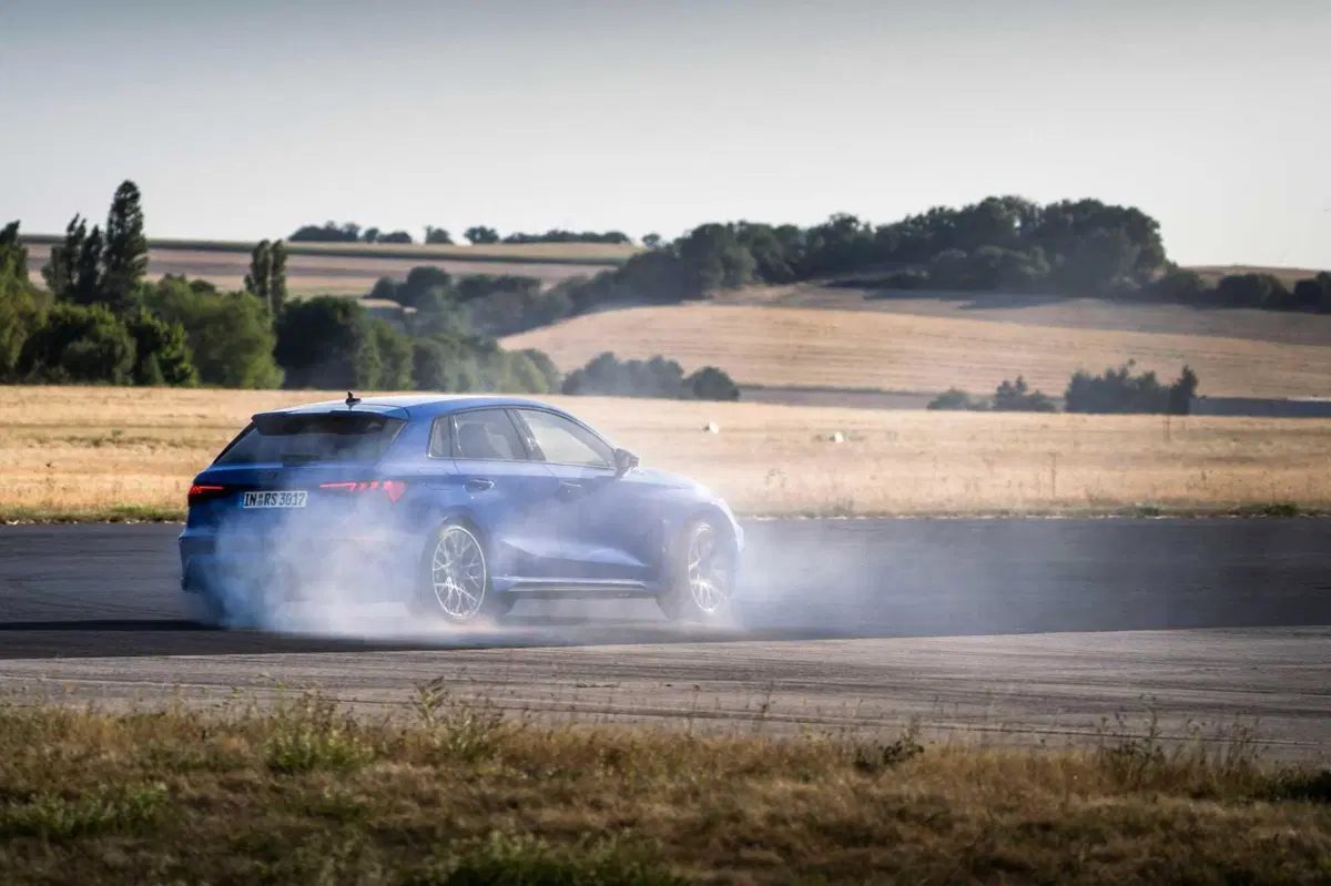 Audi RS3 Performance 2023: 407 CV per la PRINCIPESSA del traverso [VIDEO] (6)