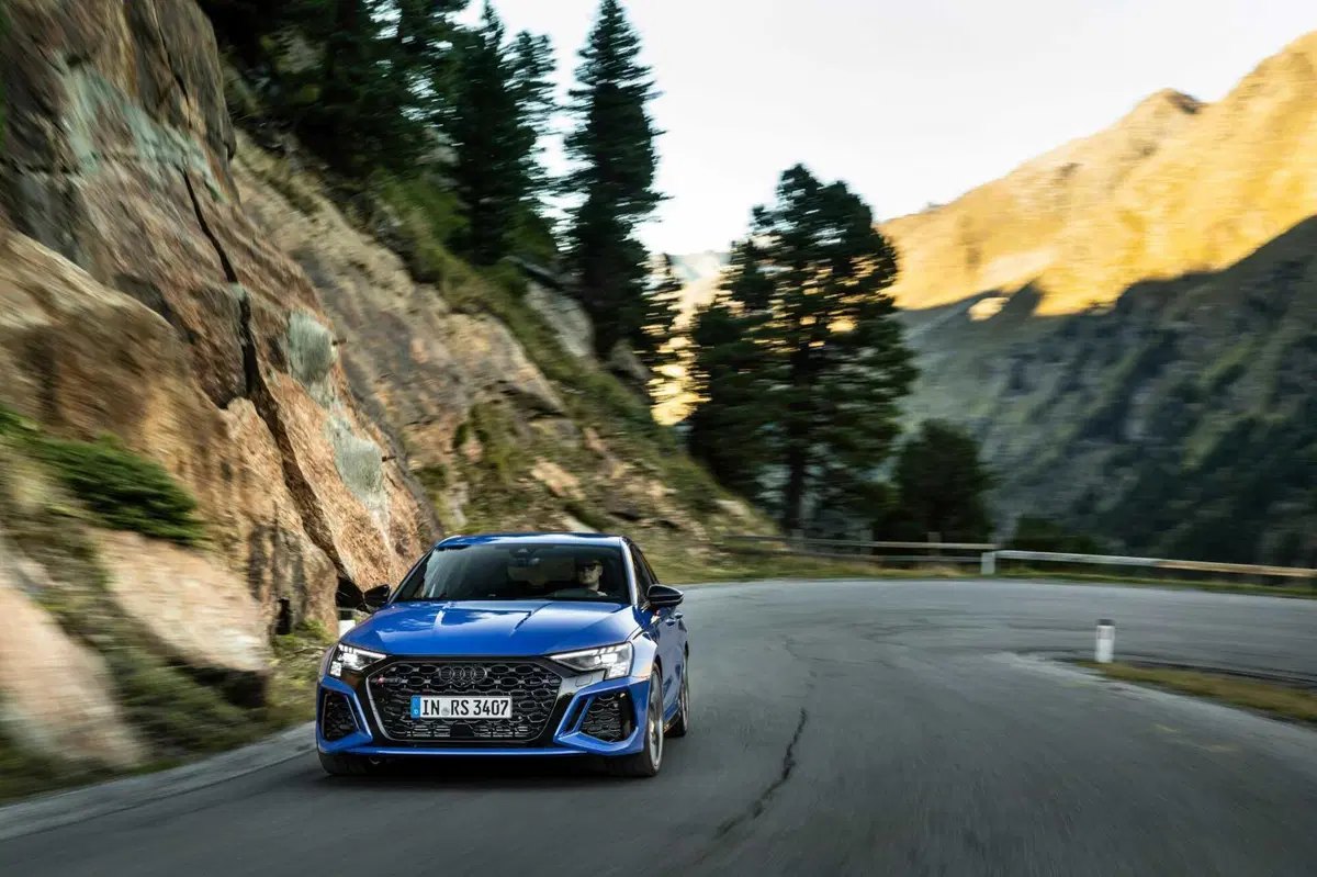 Audi RS3 Performance 2023: 407 CV per la PRINCIPESSA del traverso [VIDEO] (8)