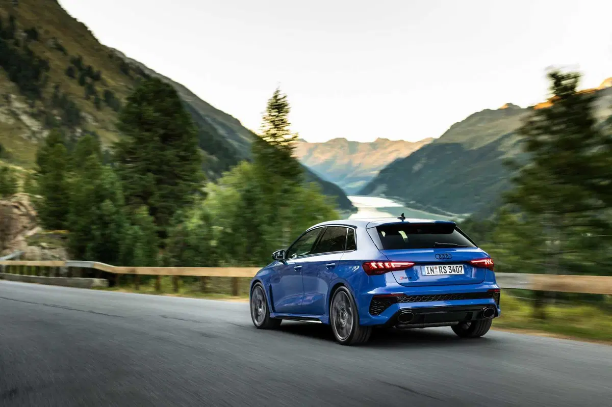 Audi RS3 Performance 2023: 407 CV per la PRINCIPESSA del traverso [VIDEO] (10)