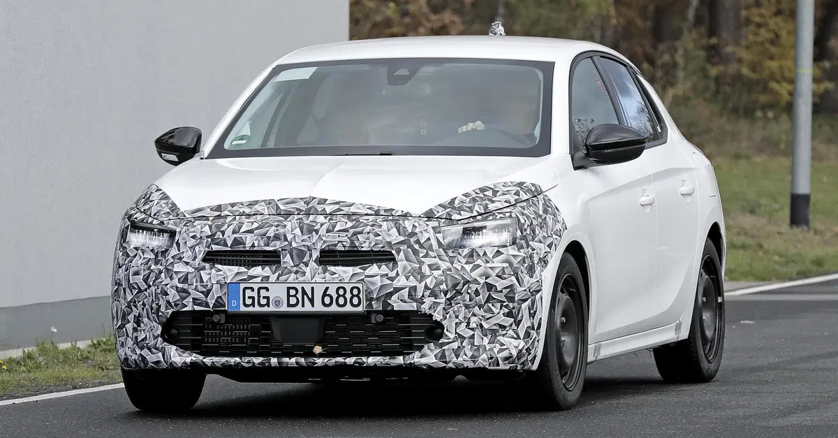 Opel Corsa 2023, ecco le foto spia del nuovo Facelift