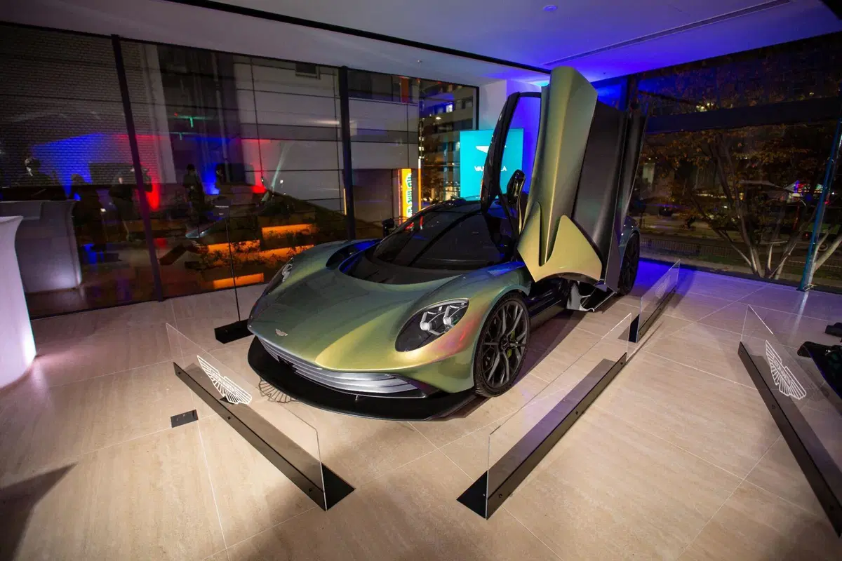 Aston Martin a Tokyo firma anche un appartamento (con spazio auto) (21)