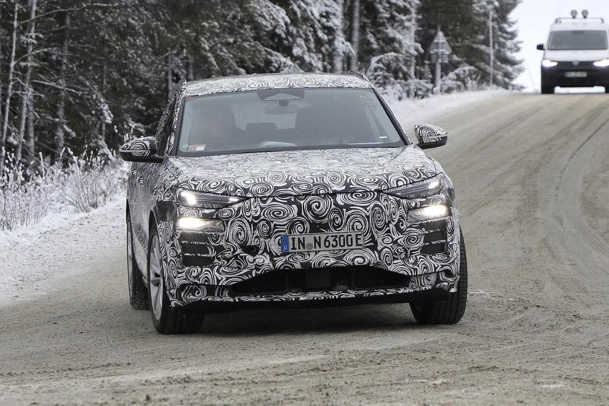 Audi Q6 E-tron: SUV e Sportback, ecco le foto spia (2)