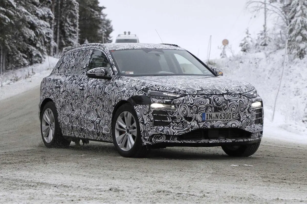 Audi Q6 E-tron: SUV e Sportback, ecco le foto spia (3)