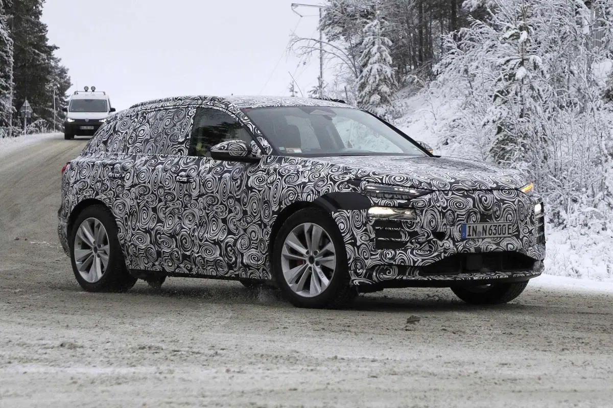Audi Q6 E-tron: SUV e Sportback, ecco le foto spia (4)