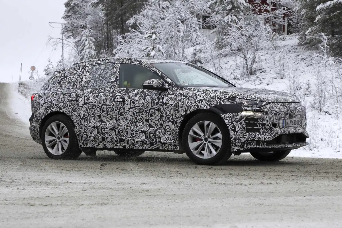 Audi Q6 E-tron: SUV e Sportback, ecco le foto spia (5)
