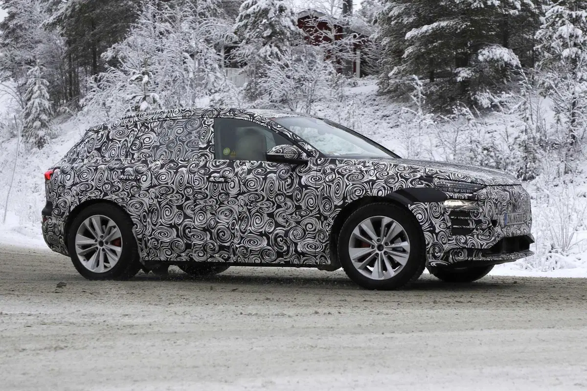 Audi Q6 E-tron: SUV e Sportback, ecco le foto spia (6)