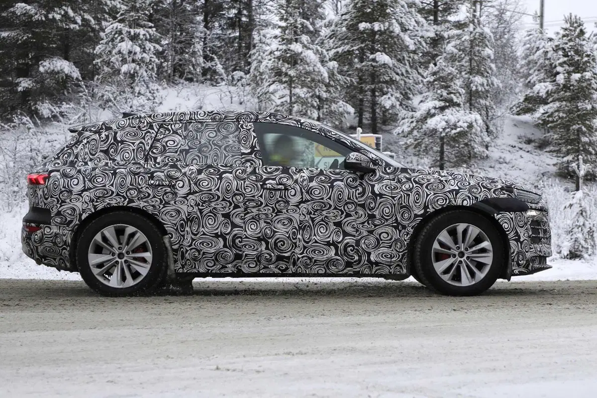 Audi Q6 E-tron: SUV e Sportback, ecco le foto spia (7)