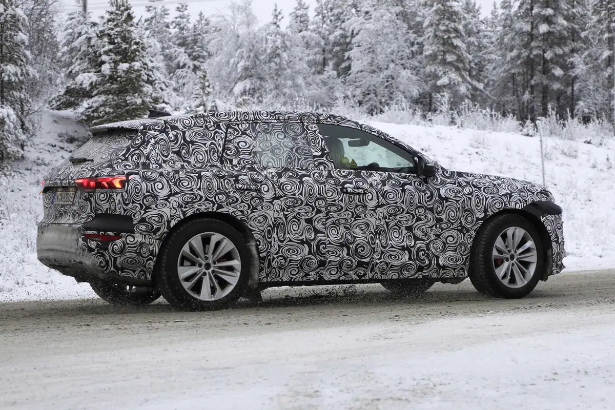Audi Q6 E-tron: SUV e Sportback, ecco le foto spia (8)