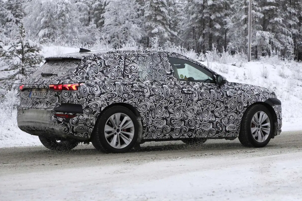 Audi Q6 E-tron: SUV e Sportback, ecco le foto spia (9)