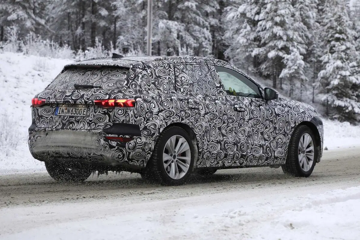 Audi Q6 E-tron: SUV e Sportback, ecco le foto spia (10)