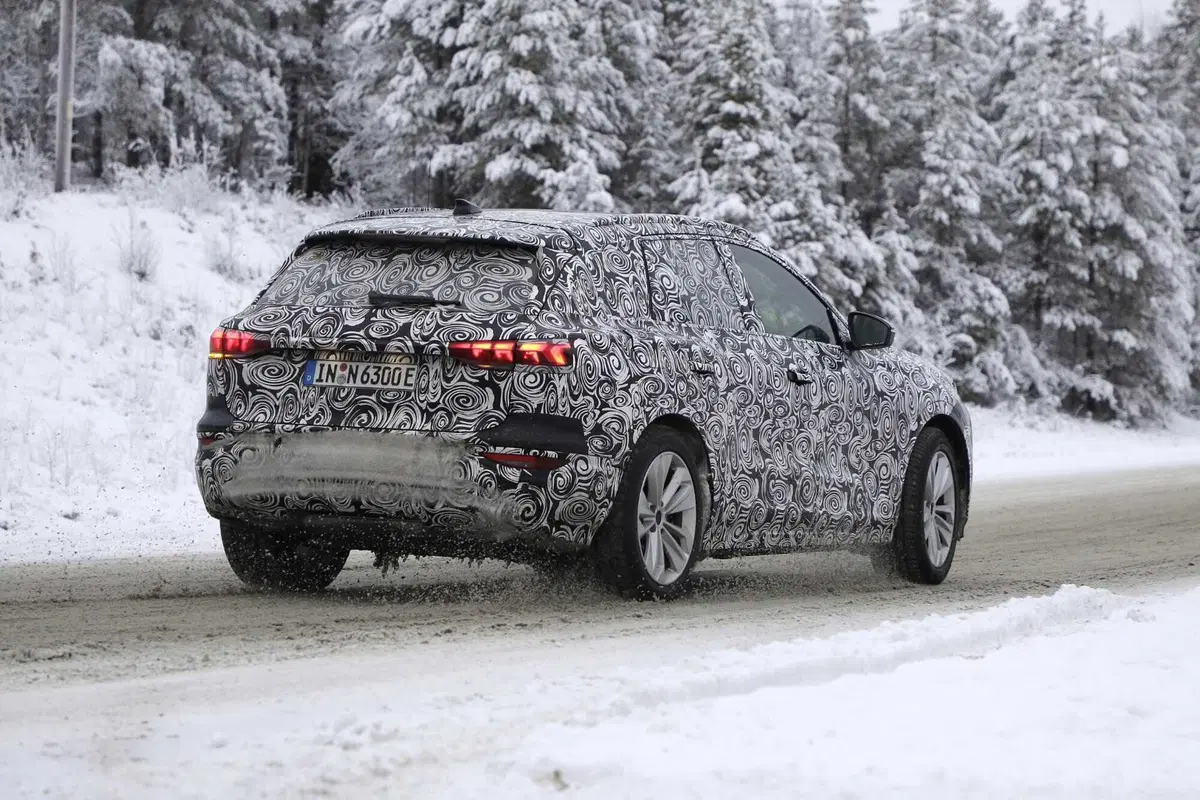 Audi Q6 E-tron: SUV e Sportback, ecco le foto spia (11)