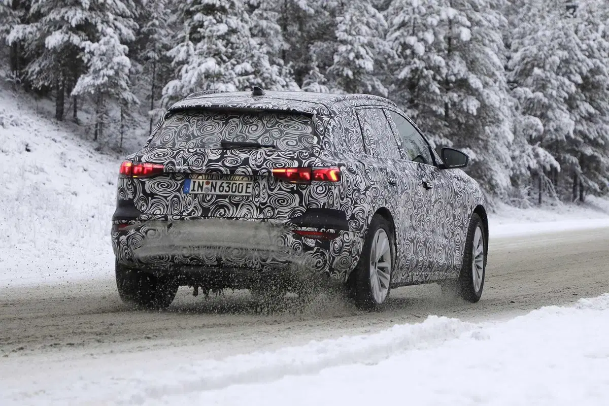 Audi Q6 E-tron: SUV e Sportback, ecco le foto spia (12)