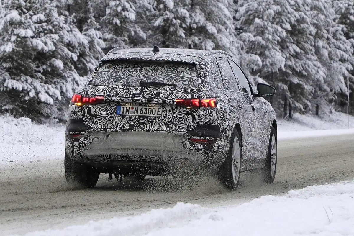 Audi Q6 E-tron: SUV e Sportback, ecco le foto spia (13)