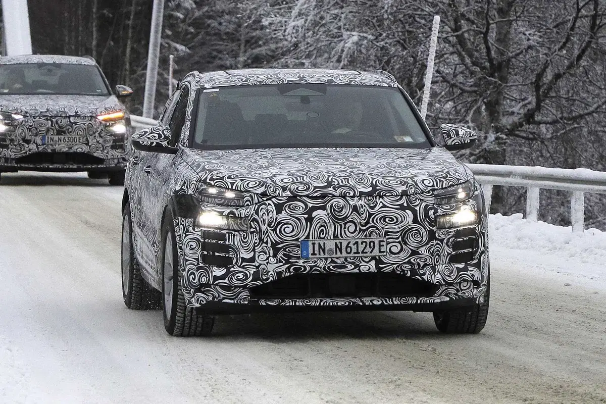 Audi Q6 E-tron: SUV e Sportback, ecco le foto spia (14)