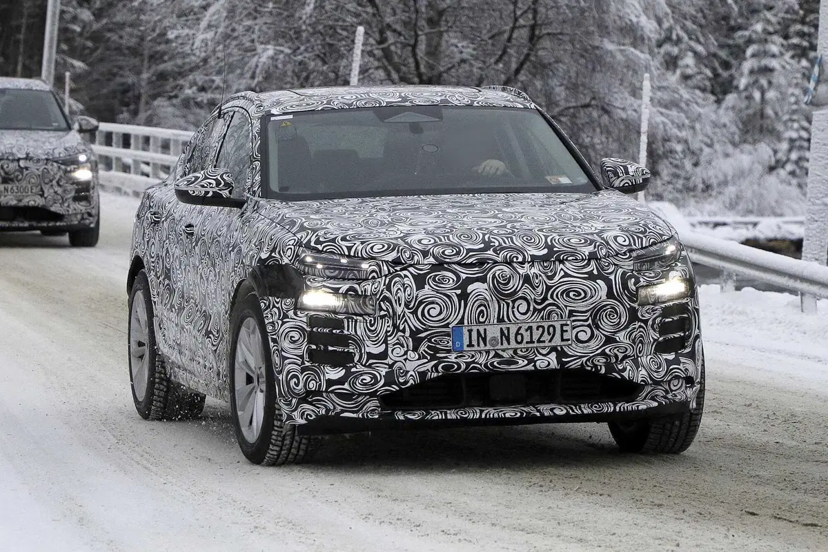 Audi Q6 E-tron: SUV e Sportback, ecco le foto spia (15)