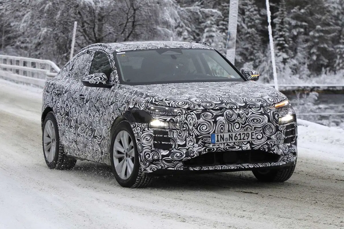 Audi Q6 E-tron: SUV e Sportback, ecco le foto spia (16)