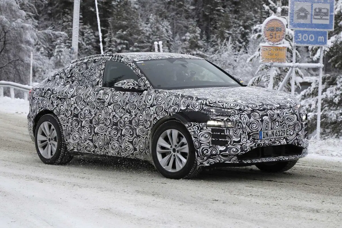 Audi Q6 E-tron: SUV e Sportback, ecco le foto spia (17)