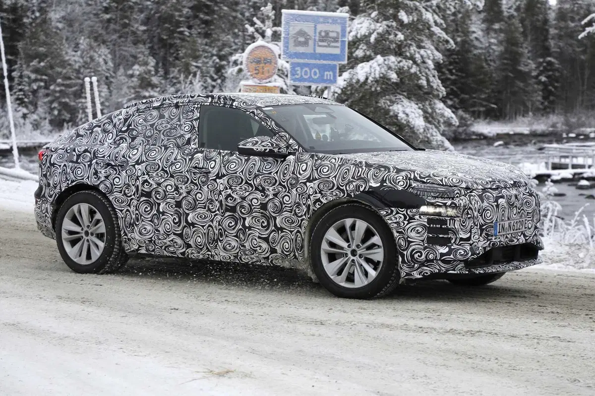 Audi Q6 E-tron: SUV e Sportback, ecco le foto spia (18)