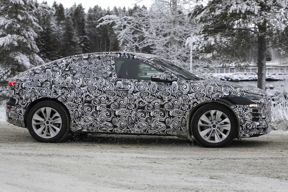 Audi Q6 E-tron: SUV e Sportback, ecco le foto spia (19)