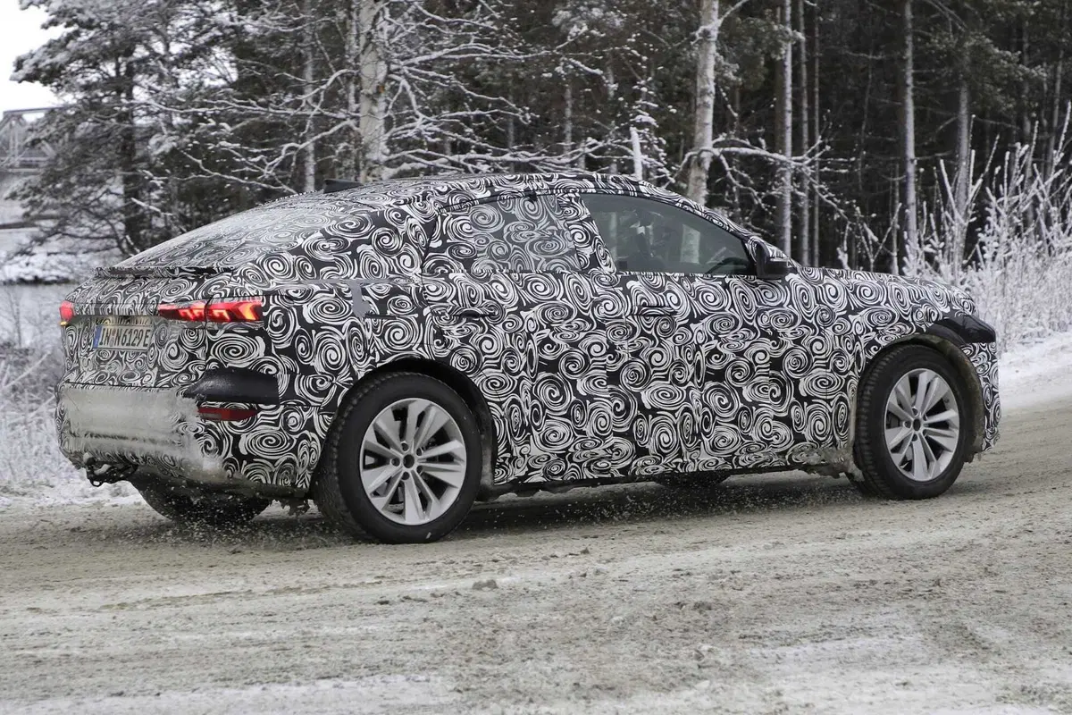 Audi Q6 E-tron: SUV e Sportback, ecco le foto spia (20)