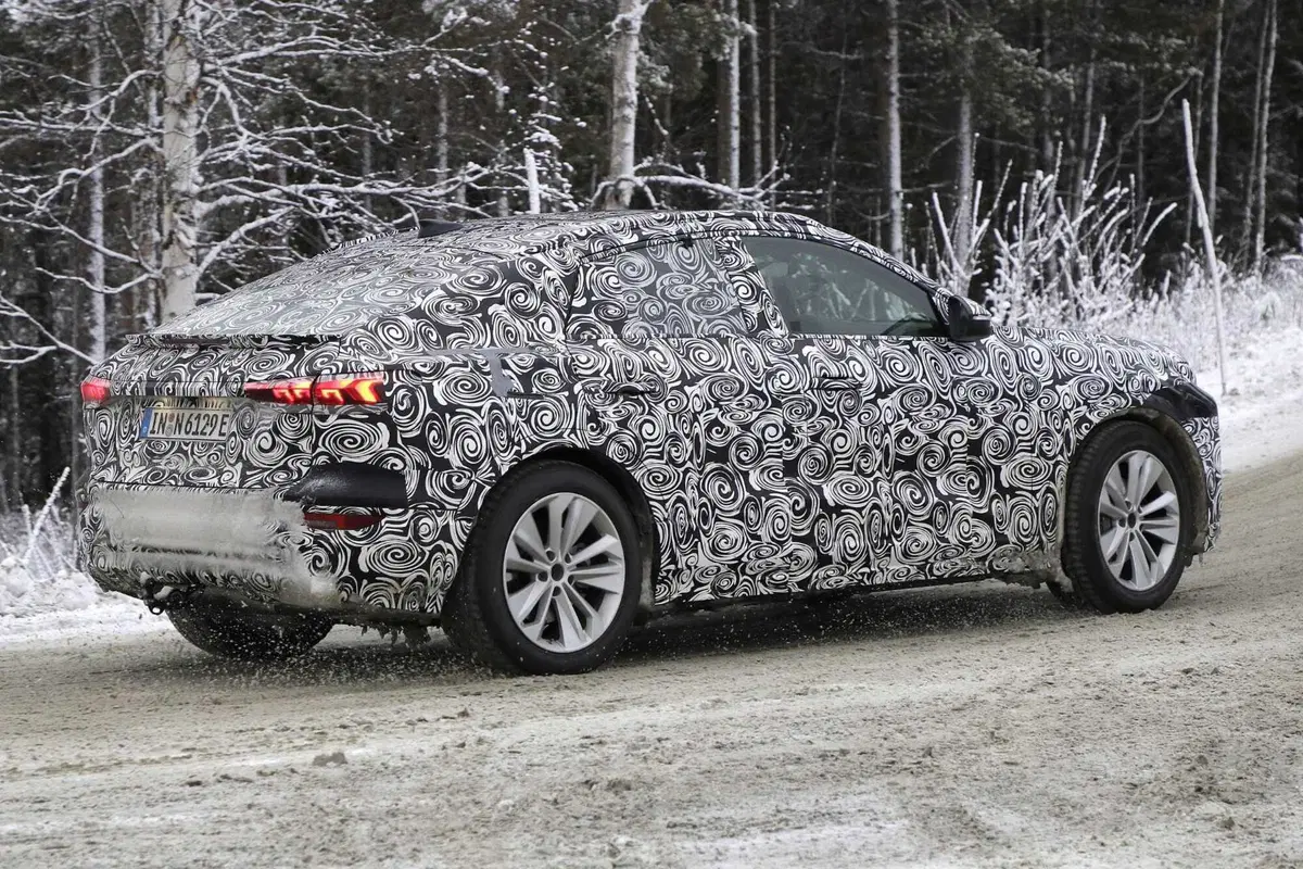 Audi Q6 E-tron: SUV e Sportback, ecco le foto spia (21)