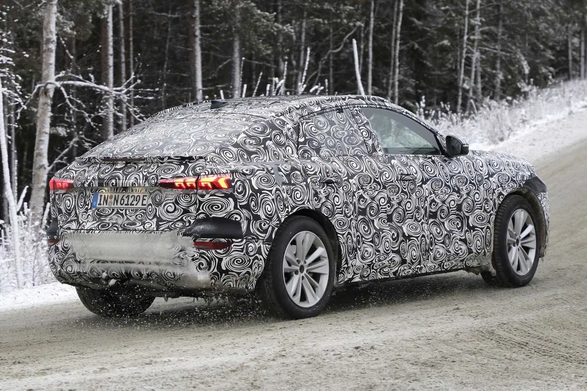 Audi Q6 E-tron: SUV e Sportback, ecco le foto spia (22)