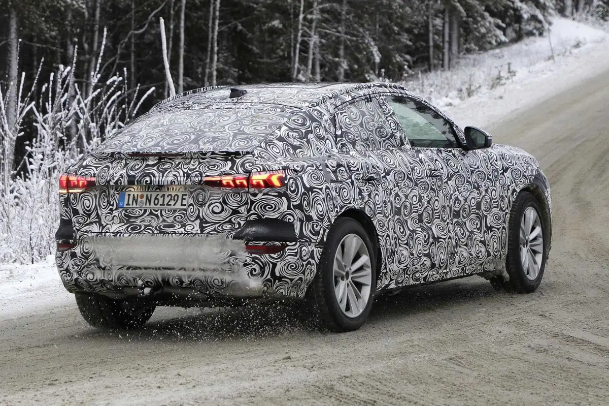 Audi Q6 E-tron: SUV e Sportback, ecco le foto spia (23)
