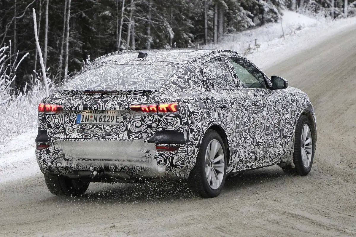 Audi Q6 E-tron: SUV e Sportback, ecco le foto spia (24)