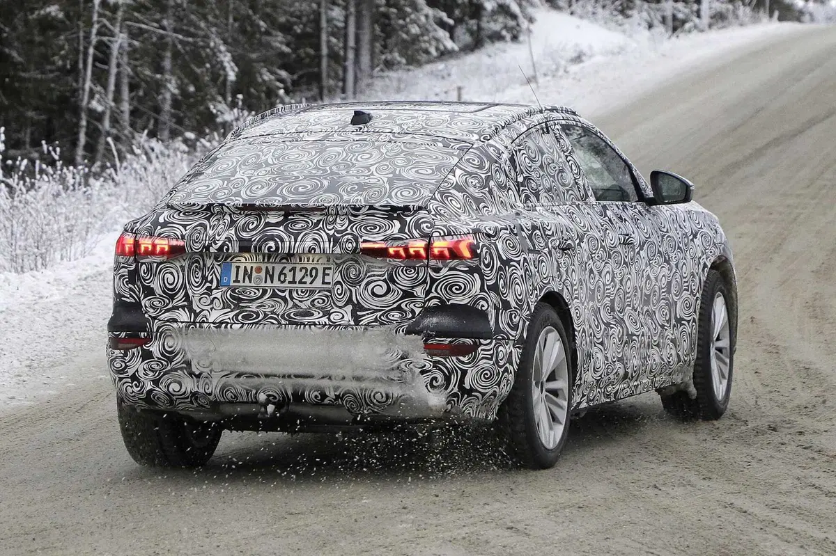 Audi Q6 E-tron: SUV e Sportback, ecco le foto spia (25)
