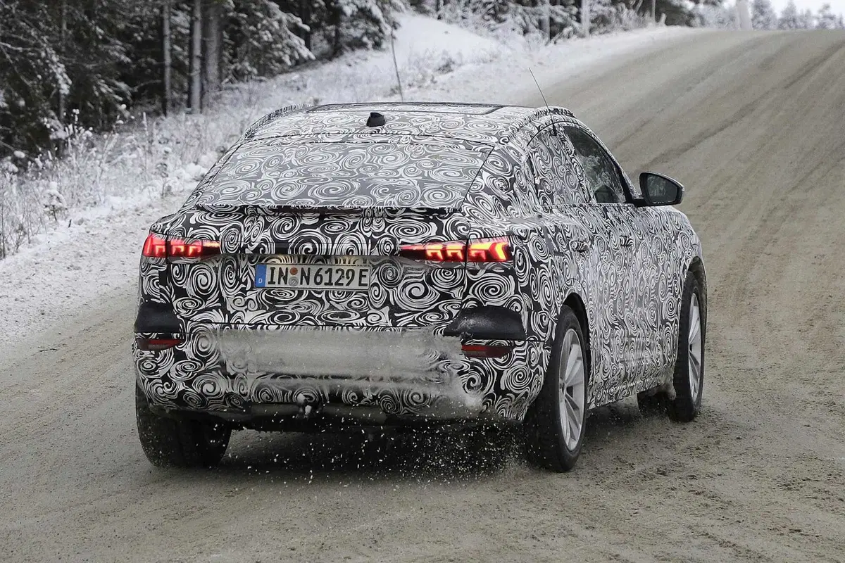 Audi Q6 E-tron: SUV e Sportback, ecco le foto spia (26)