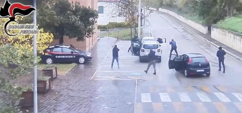 Carabinieri al posto di blocco: rapina sventata [VIDEO]