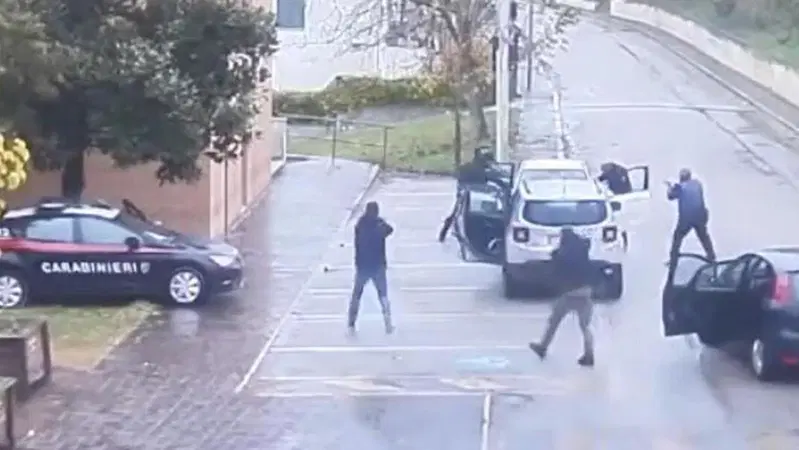Carabinieri al posto di blocco: rapina sventata [VIDEO]
