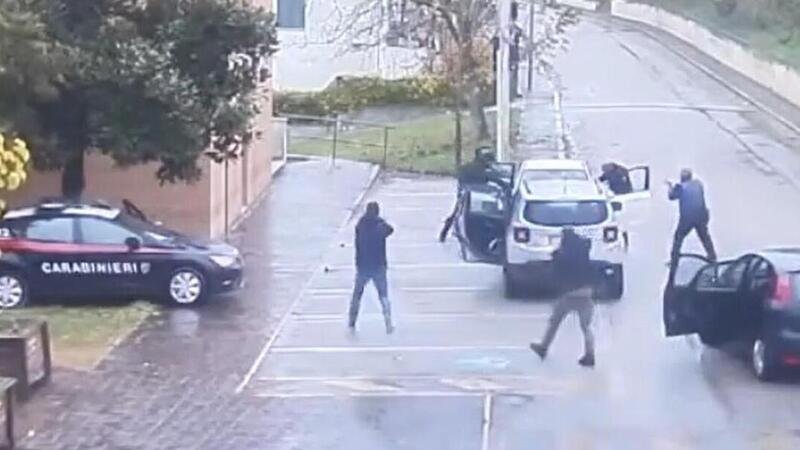 Carabinieri al posto di blocco: rapina sventata [VIDEO]