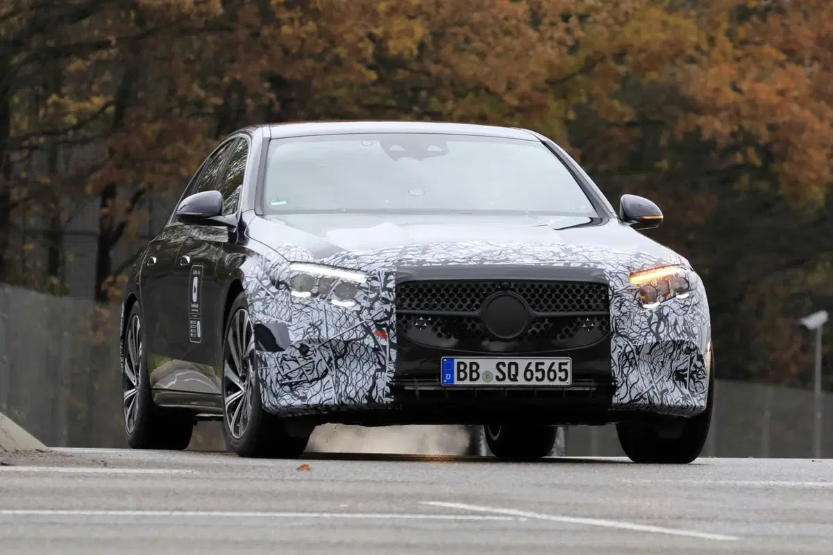 Mercedes Classe E, ecco le foto spia (3)