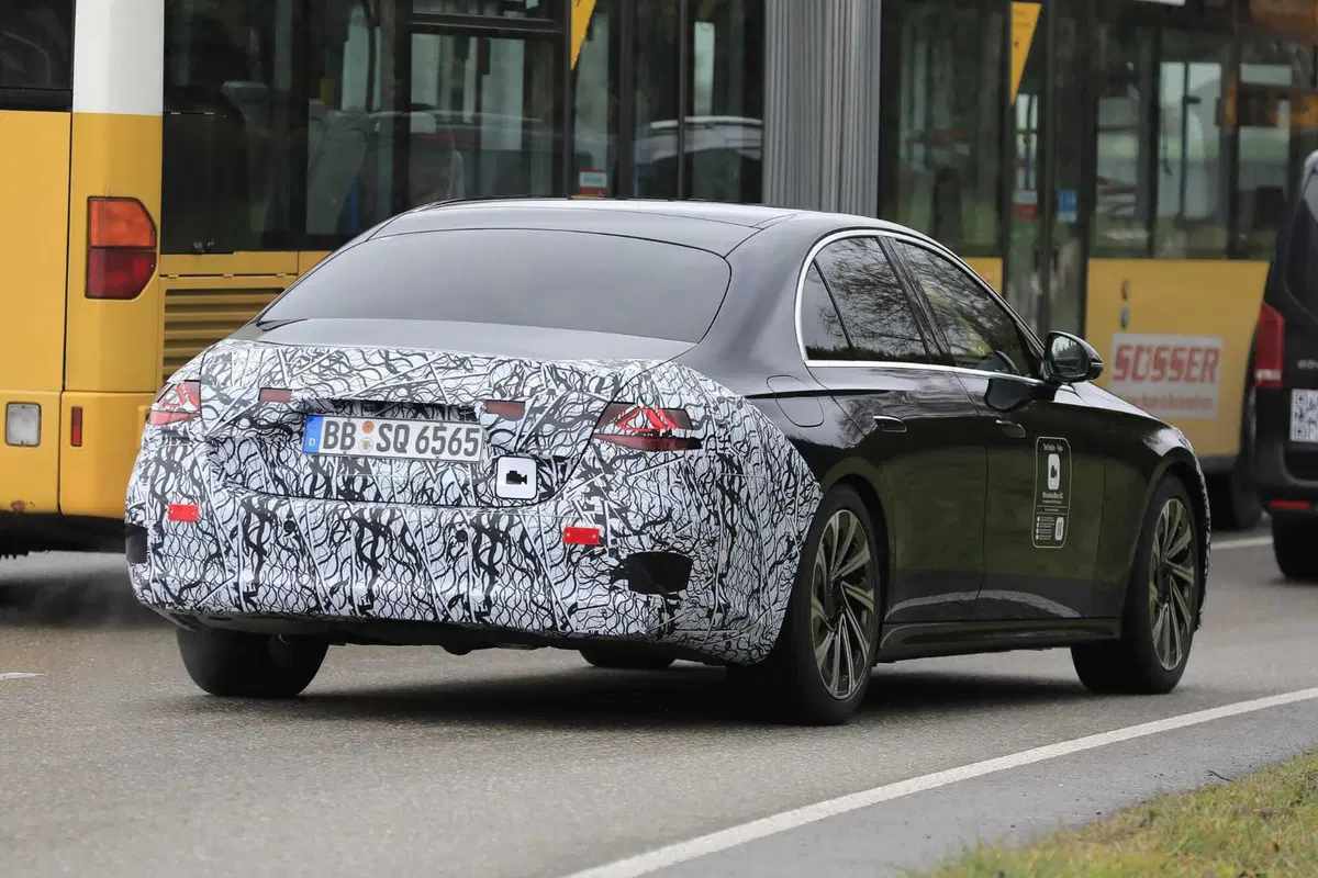 Mercedes Classe E, ecco le foto spia (11)