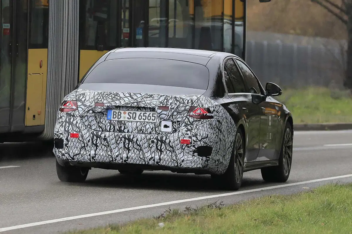 Mercedes Classe E, ecco le foto spia (12)